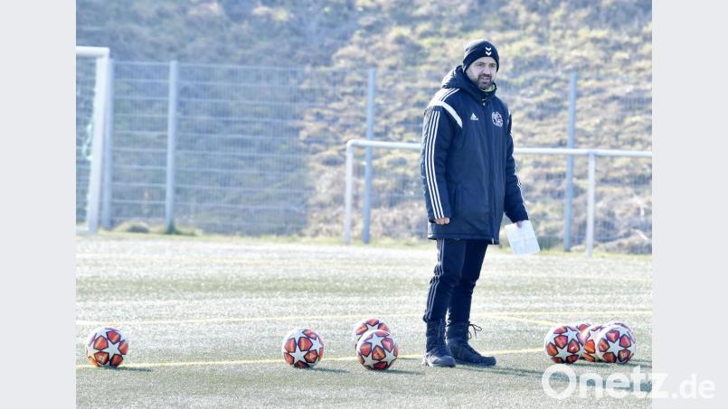 Auftakt in der Kälte, eine Woche in der warmen Türkei, jetzt wieder Auftritt im Kühlen: Gebenbachs Trainer Faruk Maloku tritt mit seiner Truppe zum Vorbereitungsspiel in Regensburg an. Bild: Ziegler