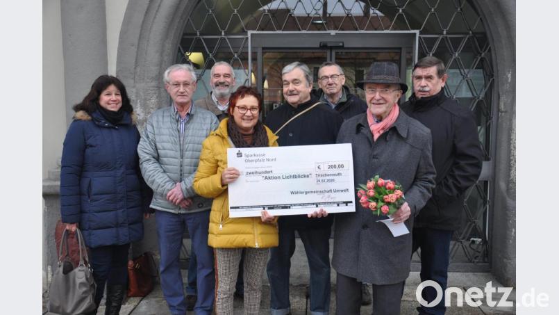 200 Euro spendet die Wählergemeinschaft Umwelt für die „Aktion Lichtblicke“. Im Bild (von links): Kathrin Möhrlein, Herbert Siegert, Wolfgang Schmeller, Edith Lippert, Markus Berr, Richard Schleicher, Karl Berr und Josef Kuchenreuther. Bild: ws