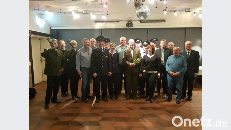 Apotheker Ernst Wild (Neunter von rechts) freut sich über die vielen Glückwünsche. Bild: gi