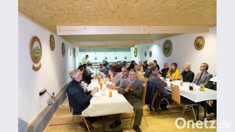 Die Gäst bei der Segnung des Schießstandes. Bild: tef