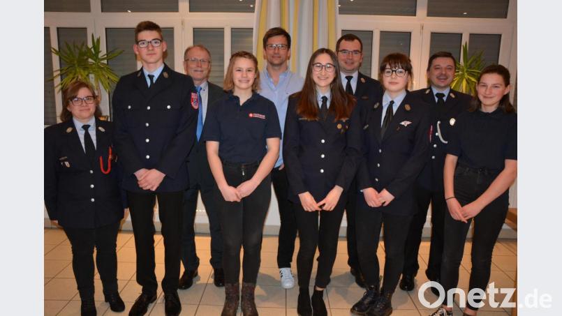 Die Nachwuchsgruppe der Feuerwehr Konnersreuth geht mir dieser neugewählten Mannschaft in die Zukunft. Mit dabei sind (von links) Jugendwartin Carina Hart, Niklas Moser, Bürgermeister Max Bindl, Anna Sölch, Jugendbeauftragter Wolfgang Pötzl, Jugendsprecherin Laura Hofmann, FFW-Vorsitzender Sven Jäger, Francin Haberkorn, Kommandant Stefan Kreuzer und Judith Moser. Bild: jr