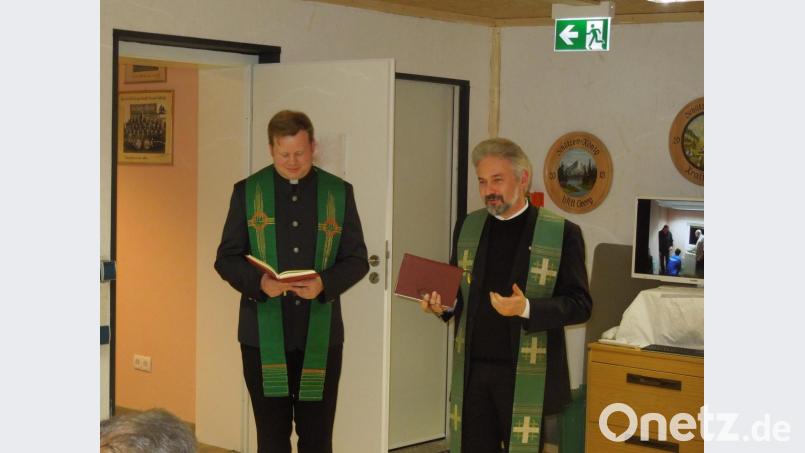Die beiden Geistlichen Pfarrer Thomas Kraus (stehend, links) und Pfarrer Dirk Grafe (stehend, rechts) bei der Segnung des Schießstandes. Bild: tef