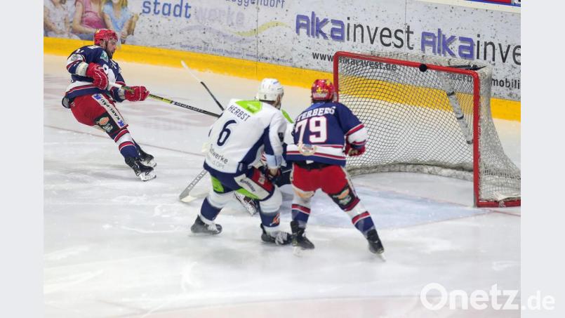 Die Blue Devils verloren am Freitag trotz einer starken Leistung beim Deggendorfer SC mit 3:5. In dieser Szene verfehlte Curtis Leinweber (links) den Weidener Kasten. Devils-Kapitän Ralf Herbst und Kyle Osterberg beobachten die Aktion. Bild: Roland Rappel