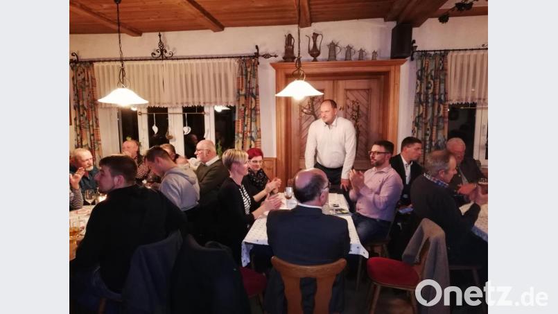 Bürgermeisterkandidat Thomas Kleber (stehend) spricht beim politischen Aschermittwoch. Bild: exb