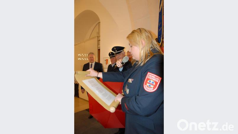 Lena Wein und Andrea Reiser trugen die Bitten der FF Ensdorf vor. Bild: pop