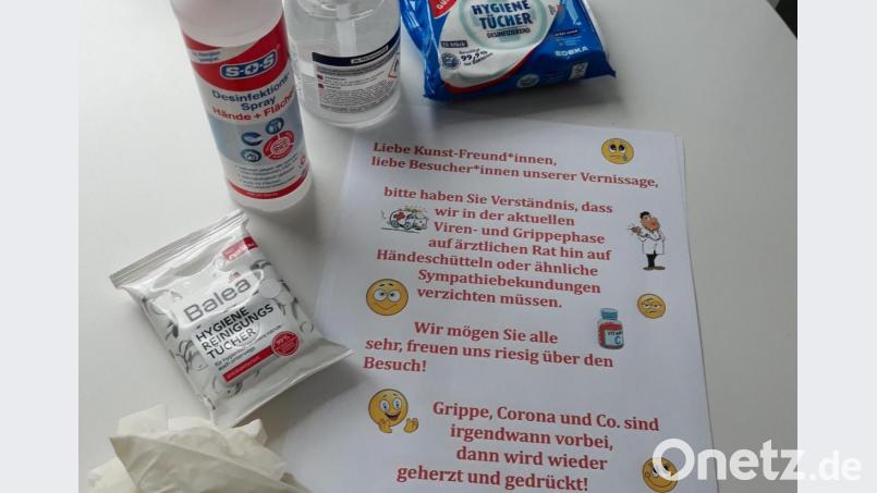 Wegen "Grippe, Corona und Co." bittet Susanne Kempf, bei der Vernissage von MS-erkrankten Künsterlinnen, auf Körperkontakt zu verzichten. Bild: Beate-Josefine Luber