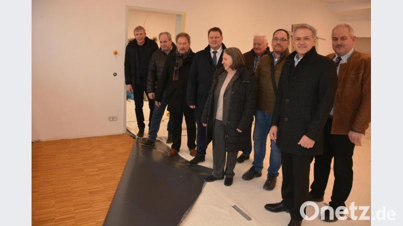 Eine hochrangige Delegation des Stadtrates besuchte jetzt die Baustelle Grundschule. Mit dabei waren (von rechts) Leonbergs Bürgermeister Johann Burger, Bürgermeister Roland Grillmeier, Bauleiter Mirko Bertl, Peter Pscheidl, Anni Lang, Zweiter Bürgermeister Stefan Grillmeier, sowie die Fraktionsvorsitzenden Johann Brandl, Josef Schwägerl und Bernhard Thoma. Besichtigt wurde der geschützte Parkettboden. Bild: jr