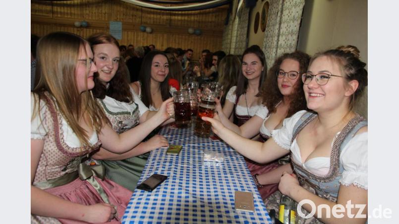 Das Starkbier ließ sich auch diese Damenrunde schmecken. Bild: kro