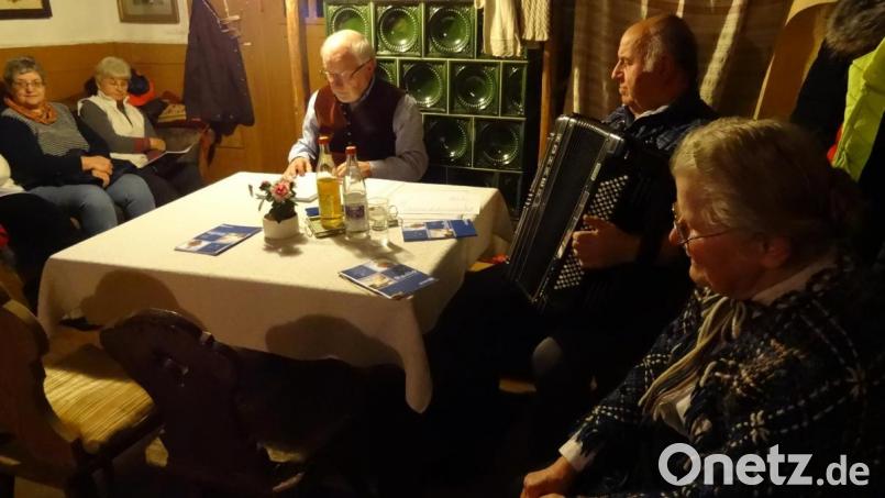 Die Goglhof-Hausherrin Margarete Jäkel (rechts) weiß ihre Stube voll, wenn Dieter Radl (linkd) liest und Hans Pirner spielt. Bild: hka