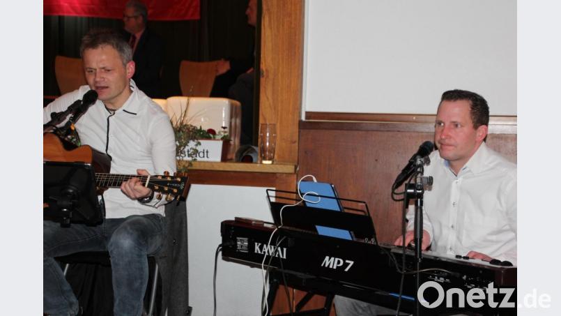 Norman (rechts) und Paul umrahmten die Wahlversammlung musikalisch. Bild: kro
