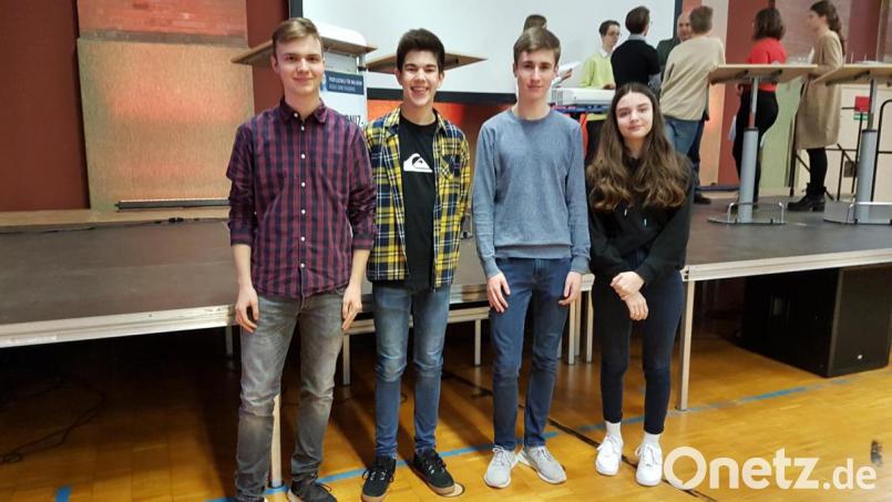 Aus dem HCA-Gymnasium sind (von links) die Schulsieger Lars Maier und Tobias Luft sowie die Juroren Malte Wenzl und Luisa Götz beim Regionalentscheid des Wettbewerbs „Jugend debattiert“ dabei. Bild:  Tonja Scherzer