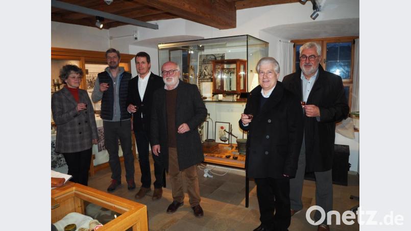 Zur Ausstellungseröffnung kann mit einem Apothekerschnaps auf ein gutes Gelingen angestoßen werden. Bürgermeister Troppmann hat hierfür aus Oberviechtach das Eisenbarth-Elixier besorgt. Bild: krb
