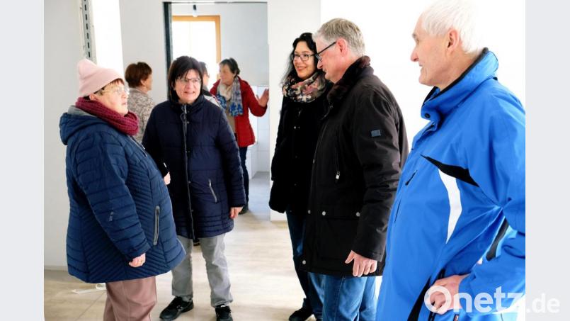 Auf ein unerwartet großes Bevölkerungsinteresse stößt am Samstag die zweistündige Öffnung des vor der Fertigstellung stehenden kommunalen Mietwohngebäudes. Bei den Rundgängen gibt Bürgermeister Werner Roder (Zweiter von rechts) nähere Auskünfte. Bild: do