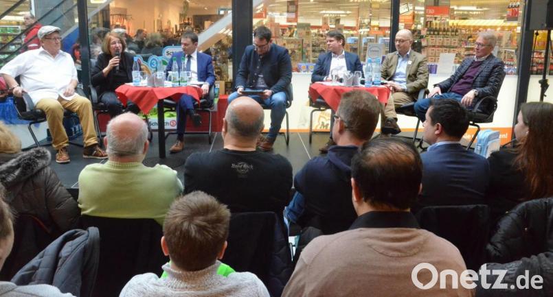 Hochkarätig besetzt war die Politikergesprächsrunde am Samstag im City-Center: (von links) Rainer Sindersberger (Freie Wähler), Sonja Schuhmacher (Grüne), Jens Meyer (SPD), Moderator Philipp Kaufmann, Benjamin Zeitler (CSU), Christian Deglmann (Bürgerliste) und Reinhold Wildenauer (FDP). Bild: Kunz