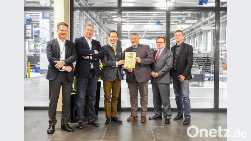 Über die Ernennungsurkunde Freuen sich (von links) Lars Engel, Christian Engel, Albert Rupprecht, Wolfgang Siebert, Erich Bauer und der frühere ÜBZO-Geschäftsführer Reinhold Hautmann. Bild:  UEBZO/Sebastian Gmeiner/exb