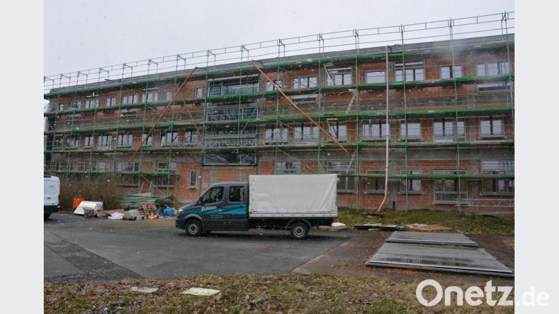Die Außenansicht von den Parkplätzen her gesehen. Wenn das Wetter schöner wird, soll mit der Fassade begonnen werden. Bild: jr