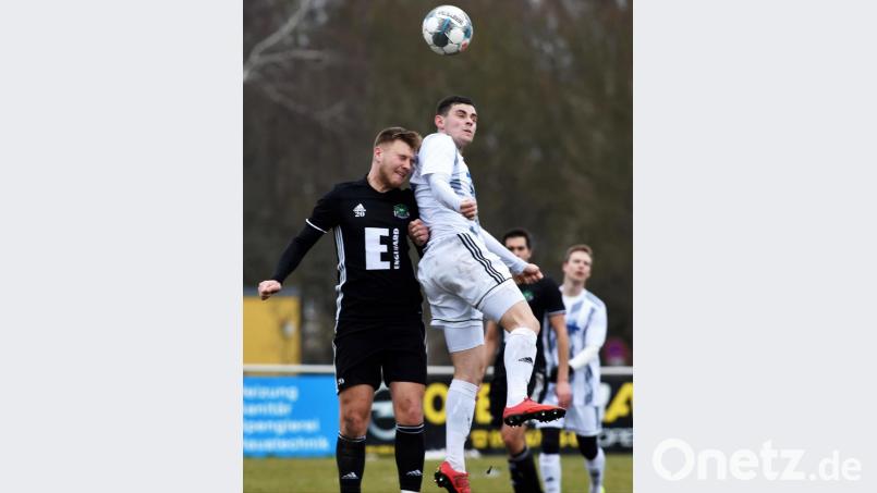 Der Weidener Stefan Graf (rechts) setzt sich hier gegen den Ammerthaler Konstantin Keilholz im Kopfballduell durch. Bild: btg