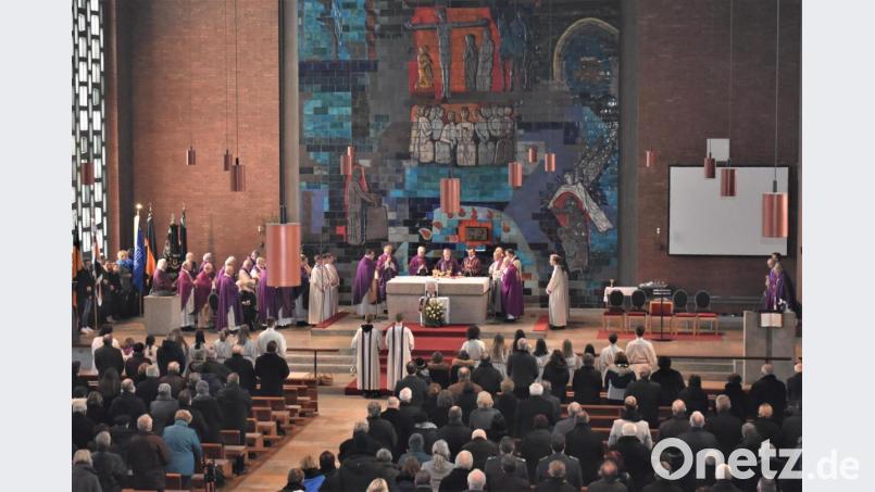 Eine große Trauergemeinde, über 30 Pfarrer und einige Vereine nehmen Abschied von Monsignore Karl Wohlgut. Bild: rgr