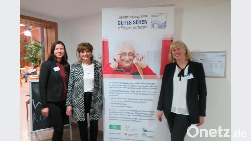 Tina Reck, Sabine Kampmann und Kerstin Klein (von links) vom Blindeninstitut Würzburg führten im Seniorenzentrum Haus Falkenstein das Präventionsprogramm „Gutes Sehen im Alter“ durch. Bild: jzk