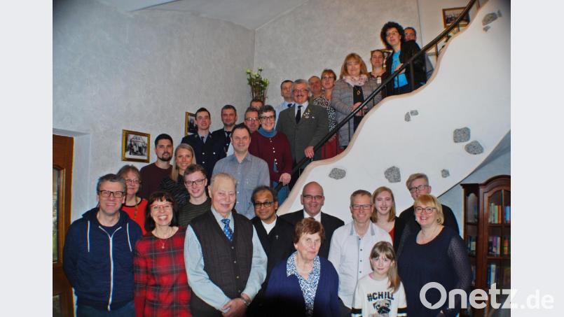 85. Geburtstag feierte Ludwig Schnurrer aus Egglasgrün (vorn Mitte) mit seiner Frau Maria (rechts daneben), Bürgermeister Klaus Meyer (Zweite Reihe dahinter), Pfarrer George Parankimalil (Zweiter Reihe, links daneben), Kindern, Enkeln sowie zahlreichen Vertretern der Vereine. Bild: enz