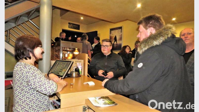 Christine Hegen (li.) kennt Regisseur Michael von Hohenberg (vorne re.) von einer früheren Produktion und freut sich, nun auch seine Polizeikrimikomödie "Fichtelgbirgskrimi - Siebenstern" in ihren Angerlichtspielen zeigen zu können. Bild: ubb