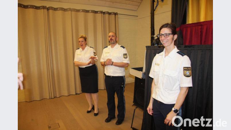 Die Polizeibeamten Michaela Argauer,Thomas Nörl und Bernadette Brünning (von rechts) besuchten die Grundschulen und Kindergärten, um im Tagungszentrum spielerisch auf die Gefahren im Straßenverkehr hinzuweisen. Bild: wro