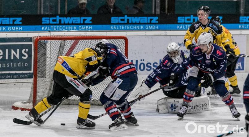 Eine heftige Rangelei im zweiten Drittel zwischen den ERSC-Spielern (in Gelb) und den Hausherren aus Kempten. Die Amberger kassierten 29 Strafminuten plus eine Spieldauer, der ESC Kempten nur sechs. Bild: Lienert