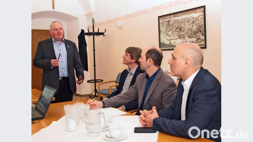 Unter dem Motto „Durch zukunftsorientiertes Denken und Handeln die Schöpfung bewahren&quot;, wirke seit 24 Jahren im Kloster der Salesianer Don Boscos die Umweltstation mit Jugendbildungsarbeit, betonte der Leiter des Bildungshauses, Pater Christian Liebenstein, eingangs des Gesprächs mit SPD-Landratskandidat Michael Rischke, Bürgermeisterkandidat Johann Ram und MdEP Ismail Ertug (von links). Bild: sön