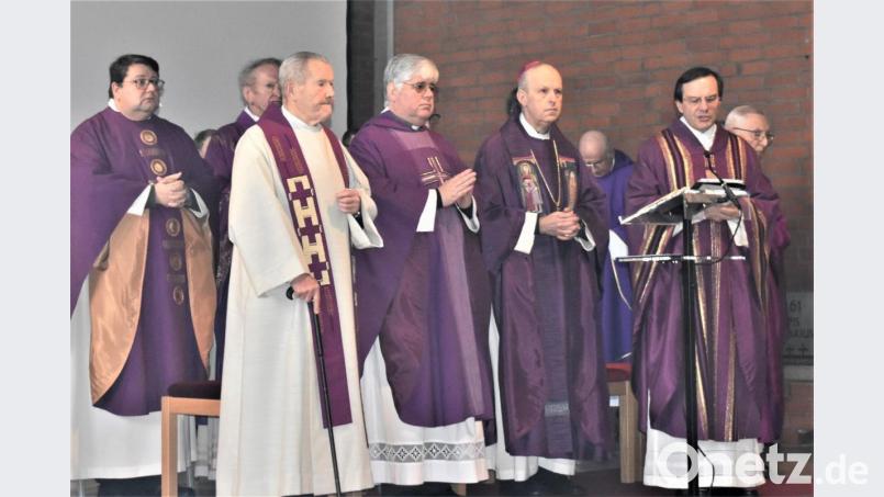 Viele Pfarrer sind zum Trauergottesdienst gekommen. Bild: rgr