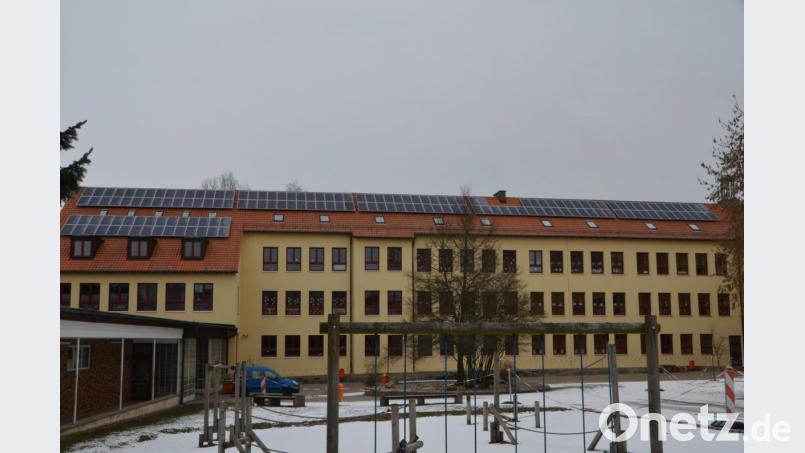 Die Photovoltaikanlage auf dem Grundschulgebäude liefert wegen der Ausrichtung nach Süden am meisten Strom. Bild: dob