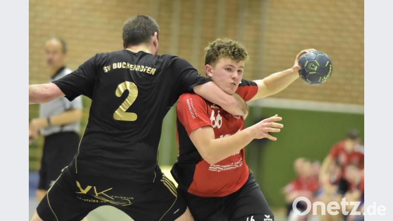Der junge Sulzbacher Simon Sehnke (rechts) wird am Gästekreis vom Buckenhofener Alexander Duckwitz hart attackiert, ist aber davon wenig beeindruckt und drückte am Anfang dem Spiel seinen Stempel auf. Bild: Ziegler