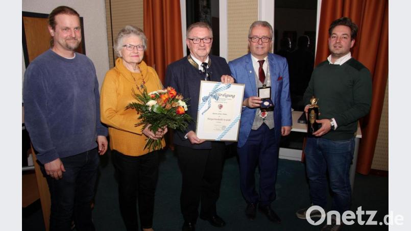 Als Anerkennung seiner Verdienste wurde Fritz Holm mit der Goldenen Bürgermedaille ausgezeichnet. Zur Würdigung gratulierten auch CSU-Ortsvorsitzender und Fraktionssprecher Michael Dutz, Bgm. Toni Dutz und Holms Ehefrau Christa (von rechts). Im Namen des Marktrates und der Gemeinde gratulierte auch 3. Bürgermeister André Putzlocher (links). Bild: wro