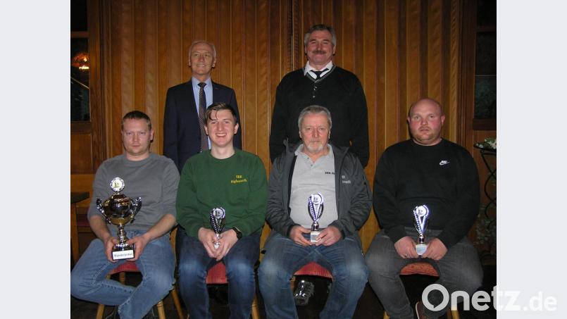 Bürgermeister Peter König und Vorsitzender Herbert Koller (hinten, von links) gratulierten den Vereinsmeistern Matthias Philbert Patrick Scherm, Hans Heindl sowie Daniel Heindl (sitzend, von links). Bild: öt