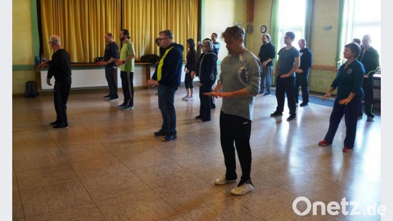 Die Mitglieder sind voll konzentriert beim Tài-Chi-Lehrgang. Bild: twg