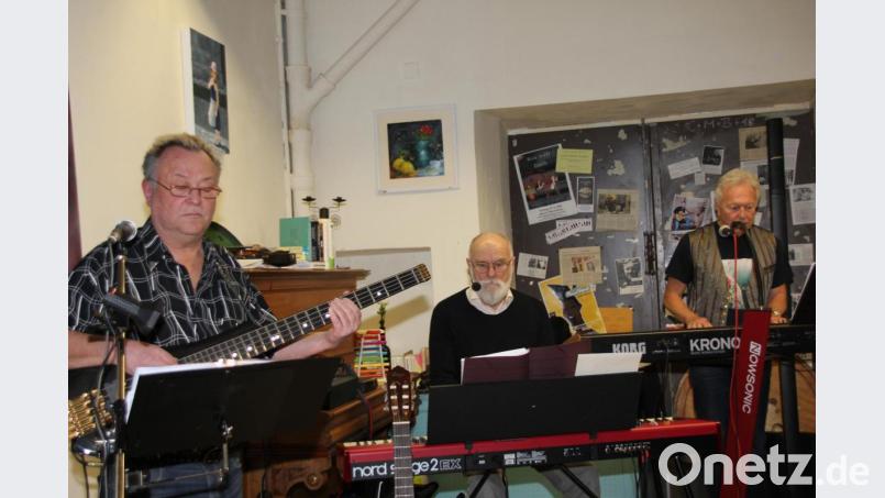Als Duo „Die Vilstalente“ haben sich das literarisch-musikalische Multitalent Peter Seidl Mitte) und der Tastenzauberer Fritz Pawlick (rechts) im Laufe der Jahre einen guten Namen für ihre feine Amberger Liedermacherkunst gemacht. Zur musikalischen Bereicherung fand nun Bassist Heinz Beiersdorfer (links) Zugang zum Duo, sodass „Die Vilstalente“ nun als Trio zu hören sind. Bild: ads