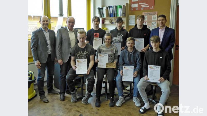 Mit den Schülern freuten sich die Verantwortlichen der Mittelschule und der Gemeinde: Fachoberlehrer Hans Ram, Bürgermeister Roland Strehl, Colin Mathy, Christoph Hierl, Max Scherer, Rektor Florian Fuchs (hinten, von links), Rene Köstler, Amelie Schmidt, Kilian Seitz und Peter Graf (vorne, von links) bei der Übergabe der CNC-Zertifikate. Bild: sön