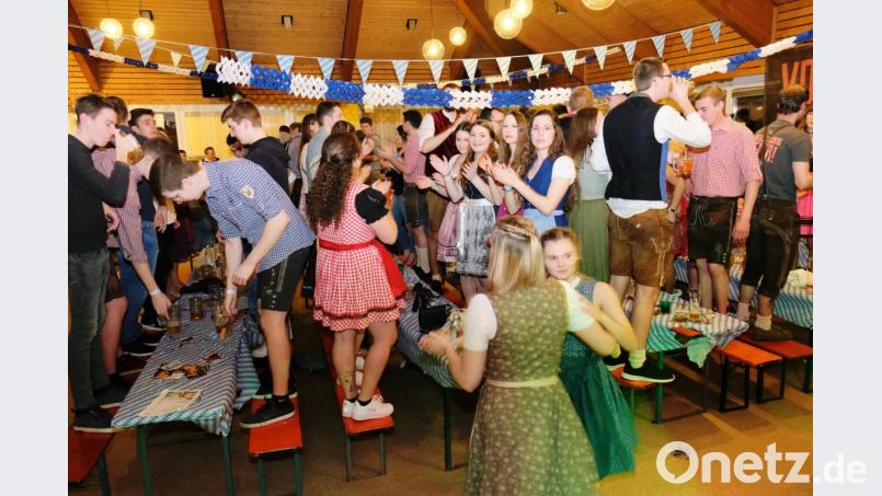 Der Genuss von "flüssiger Lebensfreude" sowie die Musikpower des "Horrido-Express" und der "Klosterbläser" förderte ein Stimmungshoch bis zum "Rausschmiss". Bild: do