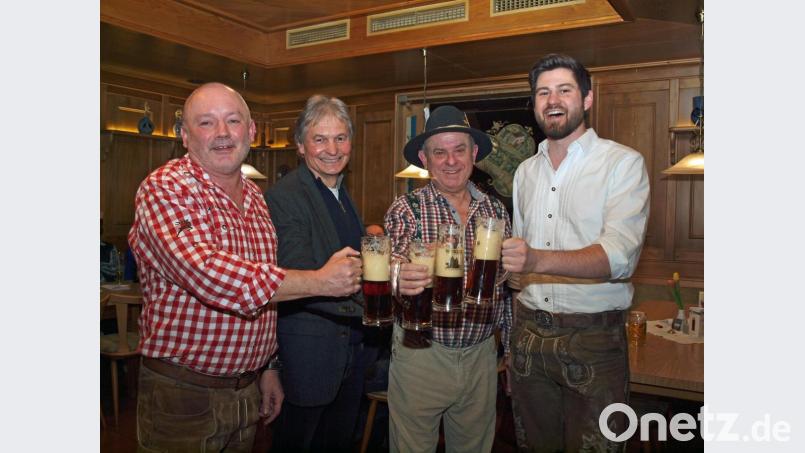 Auf einen „pfundigen Bockbierabend“ stießen 3. Bürgermeister Gerhard Schnabel, 2. Bürgermeister Josef Weinfurtner, Erhard Richthammer und Bräu Maximilian Winkler (von links) an. Bild: sön