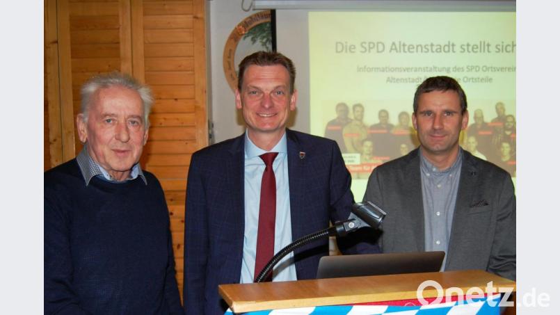 Bürgermeister Ernst Schicketanz (Mitte), SPD-Fraktionssprecher Hans Simon (links) und Gemeinderat Christian Schrameck (rechts) erklären ihre Gemeindepolitik und stellen sich den Fragen der Bürger. Bild: sm