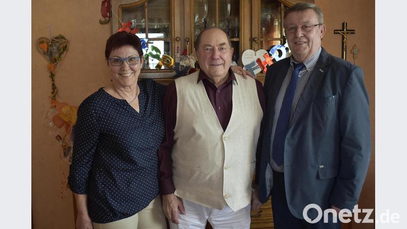 Wenige Tage nach der goldenen Hochzeit mit Ehefrau Margarete (links) nimmt Ferdinand Müller die Glückwünsche von Bürgermeister Hans Koch (rechts) zum 80. Geburtstag entgegen. Bild: sck