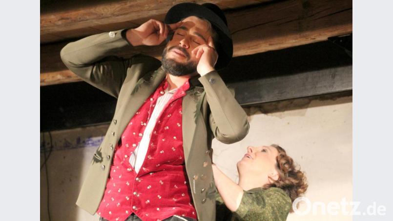 Die Frau Bürgermeisterin lässt den Mascara auf einen Stuhl steigen, damit er weiter sehen kann. Bild: Schönberger, Ferdinand [fsb]