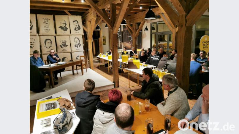 Zweiter Bürgermeister und Heimatfestleiter Georg Zierer informiert mit zweitem Festleiter Daniel Biermeier die Vertreter der Vereine und Organisationen über das Jahresprogramm. Bild: gz