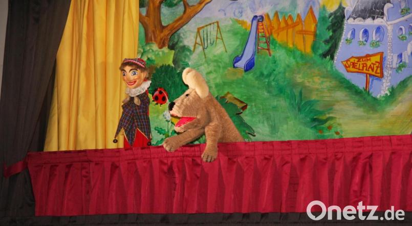 Kaspar wurde verzaubert und machte alles falsch. Gut, dass er seinen Hund Wuschel die Kinder an der Seite hatte, um den Zauberbann zu lösen. Bild: wro