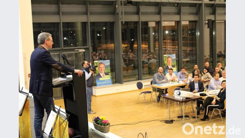 Das Publikum lauscht den Worten Bernd Siblers zu Forschung, Medizin und der AfD. Bild: ckl