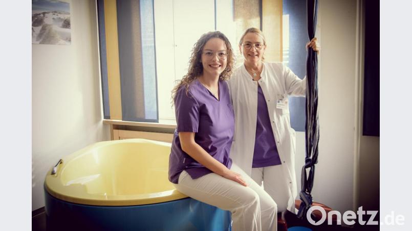 Iris Rothenbacher (rechts) und Lena Jehl-Hüttner zeigen gerne, dass Gynäkologinnen und Hebammen am Krankenhaus St. Barbara ein eingespieltes Team sind – zum Wohle von Mutter und Kind. Bild: exb/Seitz