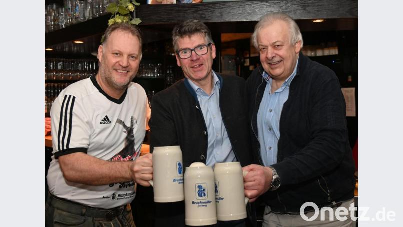 Sie lassen sich den Superator schmecken (von links): Dingl-Dangl-Urgestein Gerald Vielberth, Anton Bruckmüller und Wirt Josef Forster. Bild: gfr