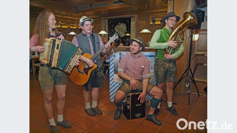 Zünftig spielte Saba z’dreckat – Theresa mit ihrer Quetschn, Phillip mit seiner Gitarre, Johannes am Cajon und Louis mit Tenorhorn (von links) – auf. Bild: sön