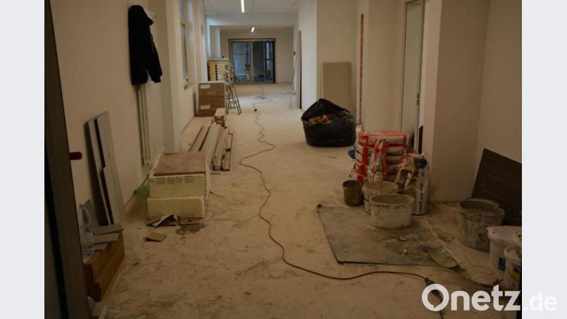 Die Grundschule sieht noch sehr nach Baustelle aus. Ab 6. April soll in die neuen Räumlichkeiten umgezogen, ab 20. April soll planmäßig mit dem Unterricht begonnen werden. Bild: jr