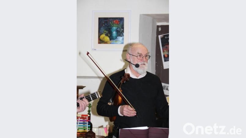 Musikalisch-literarisches Multi(vils)talent Peter Seidl machte seinem Namen als Liedermacher und Musikpoet an diesem Abend in der Galerie Bilderbücher wieder einmal mehr alle Ehre. Nicht nur die Texte für die Eigenkompositiononen der Vilstalente aus seiner Feder glänzen mit Wortwitz und Tiefgang, sondern auch als Musiker glänzt er mit seinen Spielfähigkeit an diversen Instrumenten. Bild: ads