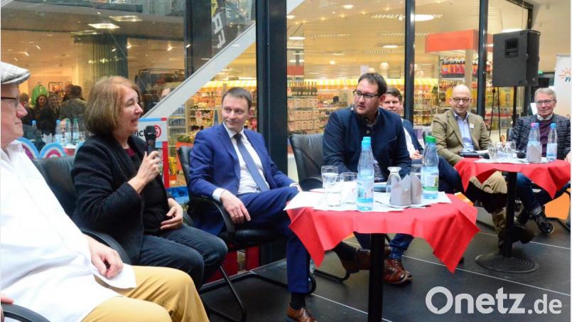 Hochkarätig besetzt war die Politikergesprächsrunde am Samstag im City-Center: (von links) Rainer Sindersberger (Freie Wähler), Sonja Schuhmacher (Grüne), Jens Meyer (SPD), Moderator Philipp Kaufmann, Benjamin Zeitler (CSU), Christian Deglmann (Bürgerliste) und Reinhold Wildenauer (FDP). Bild: Kunz